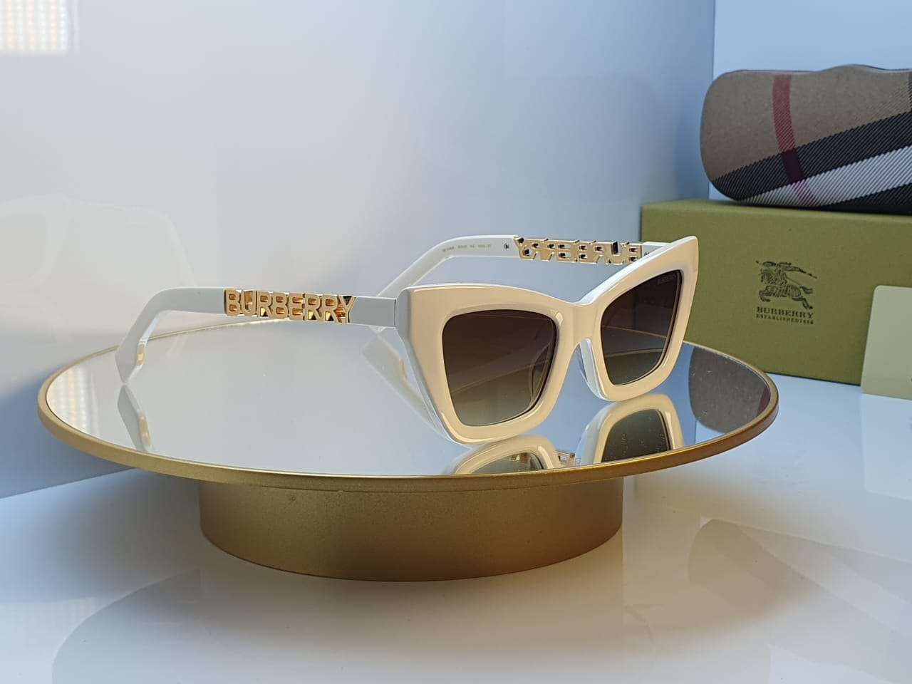Burberry Joni Sunglasses – Classic British Elegance with a Modern Edge