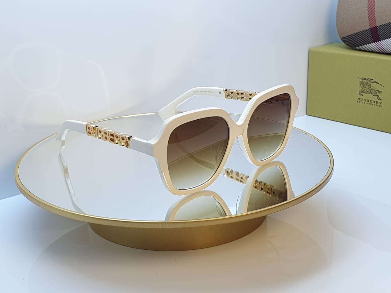 Burberry Joni Sunglasses – Classic British Elegance with a Modern Edge - Image 2